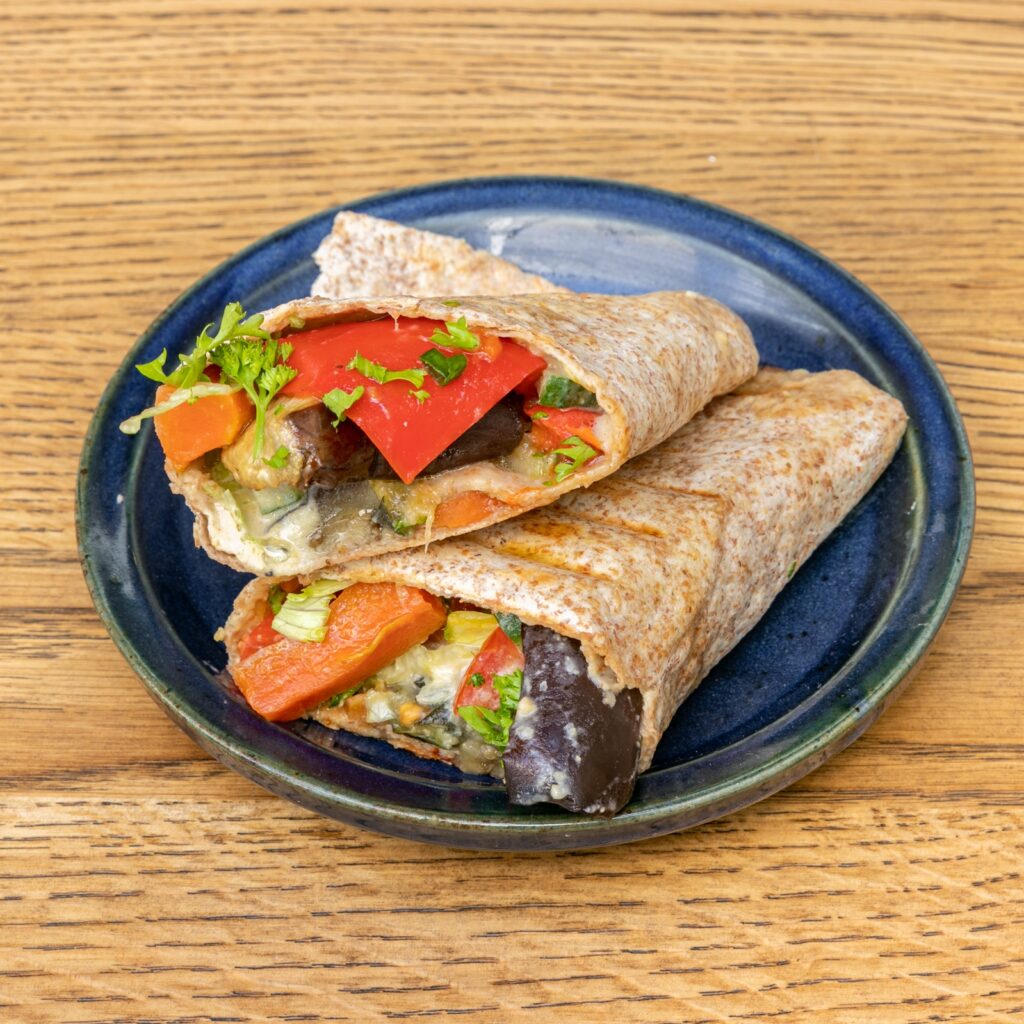 Gegrilde groente wrap met humus
