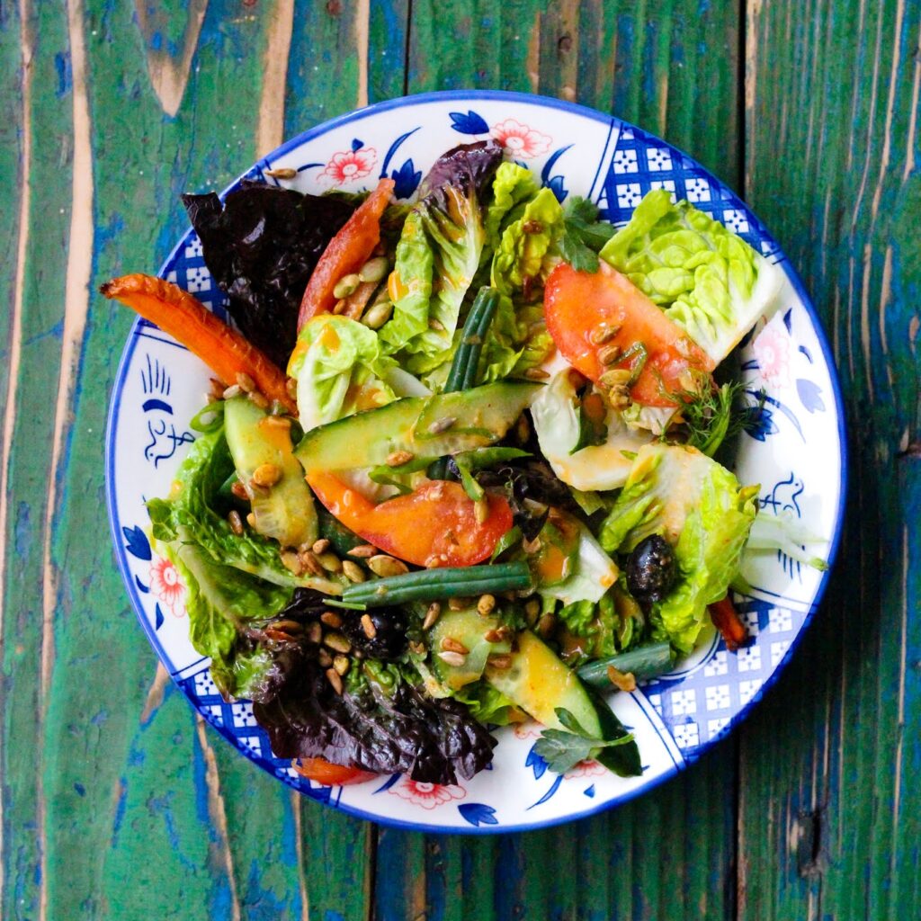 Groene salade met verse seizoensgroente en kruiden