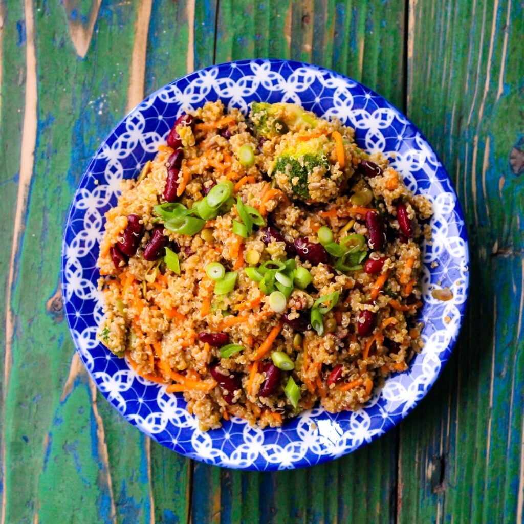 Quinoa salade met dungesneden wortel, kidneybonen en gember sesam dressing
