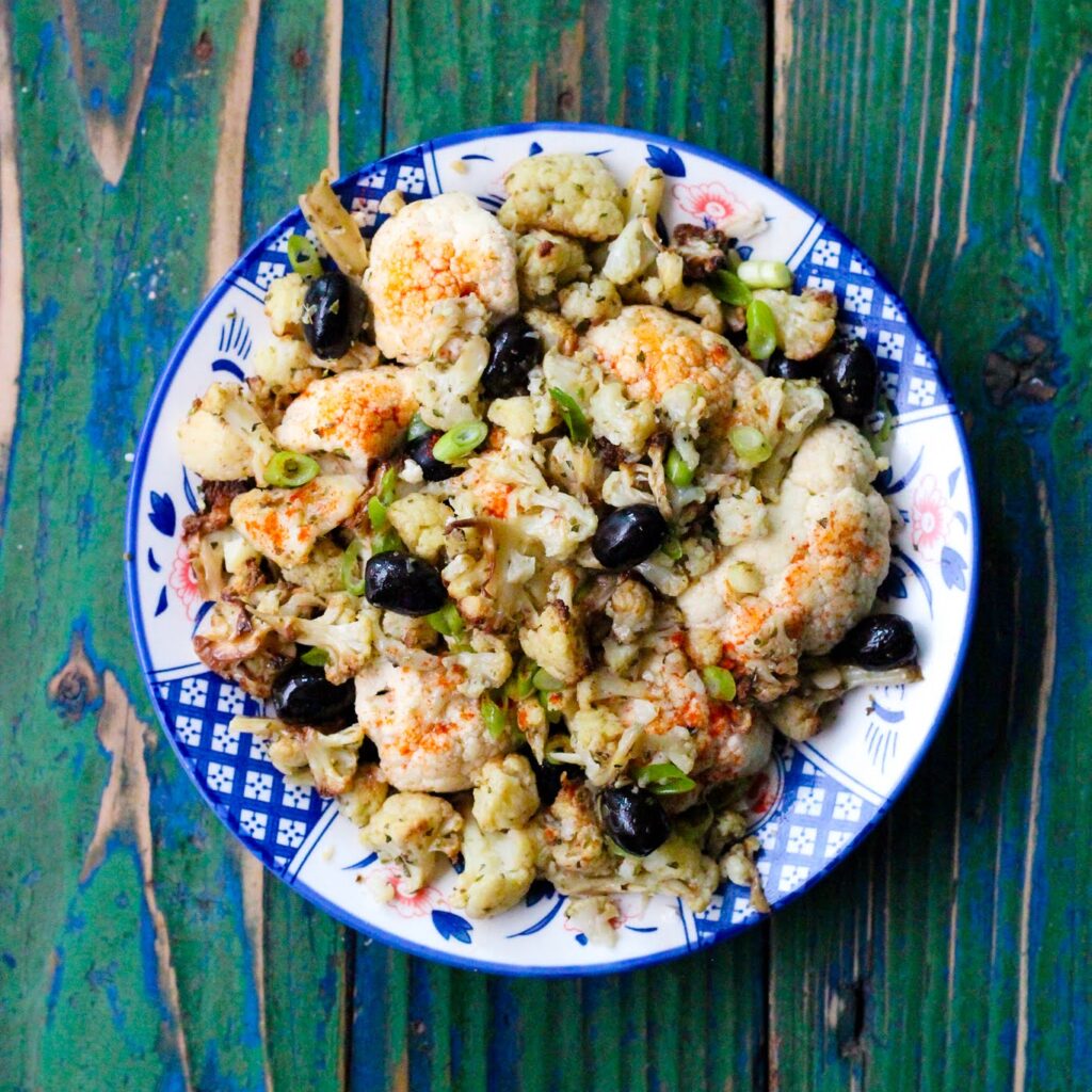 Geroosterde bloemkool gemarineerd in kappertjes, citroenrasp en peterselie